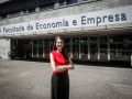 La investigadora María Barreiro, delante de la facultad de Economía y Empresa de la Universidad de A Coruña