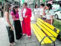 La concejala Nereida Canosa, Inés Rey y María Teresa Deus, junto al banco