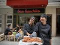 Zarina de Angelis y Nina Pujol, delante de su negocio, en la calle Huertas
