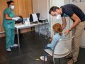 Dos sanitarios atienden a una menor en una consulta