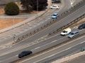 Un vehículo circula en dirección contraria este miércoles en la avenida García Sabell