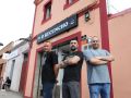 Un año como hosteleros en Cambre: “El pueblo responde bien ante cualquier fiesta” Diego López, Diego Sánchez y Gonzalo Gómez posan ante su local en el centro urbano cambrés