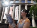 Una persona utilizar las gafas que regaló Grupo Editorial El Ideal Gallego
