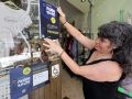 La idea de hacer parones o cerrar comercios y hostelería durante el eclipse gana adeptos en A Coruña Alba Balsa, de Luces de Bohemia, coloca el cartel de la campaña