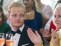 Marius Borg mira a su madre, la princesa Mette-Marit de Noruega, durante un evento en Oslo en junio de 2022