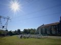 La torre y, sobre el campo, la armazón metálica prevista para sustituir la estructura existente, ayer por la mañana