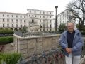Gonzalo Ortiz, en el jardín de San Carlos