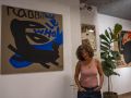 Elena Corredoira, esta mañana, junto a una de sus piezas en Gures Espacio de Arte Efímero