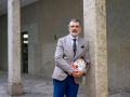 Francisco Narla con su libro ‘Santiago’, esta semana en la Fundación Luis Seoane