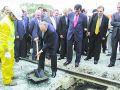 Manuel Fraga, durante el acto simbólico de la primera palada de las obras de mejora de la línea