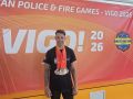 Alfredo Iglesias, policía local de Culleredo, con las medallas conseguidas