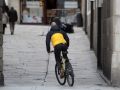 La Policía Local de A Coruña multa con hasta 500 euros a los usuarios de bicis y patinetes que infringen las normas