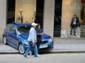 Un coche aparcado en Juan Flórez se estrella contra el escaparate de Ottodisanpietro