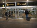 El sector califica como “una vergüenza” la falta de obras previstas en la terminal de Alvedro, inaugurada en 1995