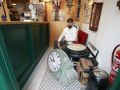 David Rodríguez posa junto a dos grandes relojes en el interior de su taller, llamado Nemesio y ubicado en la calle San Agustín