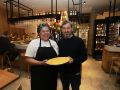 Ramón Rodríguez, de O Cabo, junto a una de las cocineras, Lourdes Losada