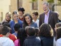 El rey Felipe VI, la reina Letizia y la princesa Leonor saludan a un grupo de niños en Olite durante la segunda jornada de su estancia en Navarra