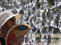 Una mujer se protege del calor con abanico y gorro este pasado verano en Córdoba