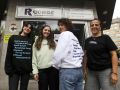 Alba, Alexia, Ruth y Rebeca, a las puertas de RConde, en el número 2 de la calle Educación