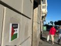 El exterior del Carrefour de la calle Modesta Goicouría con carteles en favor de Palestina