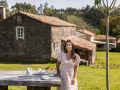 De vivir en furgoneta al rural coruñés: el proyecto A Lareira ‘revoluciona’ Oza-Cesuras Verónica Alfonso, con algunas de las piezas de cerámica que elabora en Dordaño
