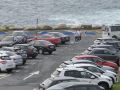 Coches estacionados en el aparcamiento de la Casa de los Peces