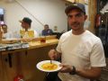 Un cliente toma tortilla en O Noso Recuncho
