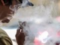 Galicia busca ser a primeira comunidade en prohibir a venda de vapeadores e bebidas enerxéticas a menores Un mozo fuma un cigarrillo electrónico
