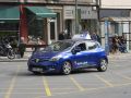 Un coche de autoescuela, ayer, a su paso por la ronda de Outeiro