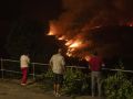 Varias personas observan un incendio de este verano en Oímbra, en Ourense