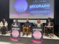 Alberto Vázquez, en el centro, en la presentación de 'Decorado' en A Coruña