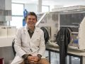 El jefe de Microbiología del Chuac, Germán Bou, en el laboratorio