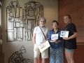 Jaime López, Lola Pereira y Victoria Souto, en el centro social de Os Mariñeiros, donde estará la exposición