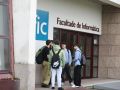 Varios estudiantes delante de la facultad de Informática, uno de los campos representados en el ranking