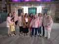 La Junta Local de la AECC celebra su cuestación anual coincidiendo con la Feira de Santos La directiva y voluntarias de la AECC de Betanzos, con la alcaldesa, María Barral, y la edil Ángeles Veiga, hace unos días, delante de la casa consistorial, iluminada de rosa para conmemorar el Día del Cáncer de Mama
