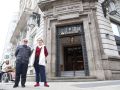 Estellés y Tenreiro hablan de los abuelos que levantaron el Pastor Peregrín Estellés y Magda Tenreiro, ayer, ante el edificio del Banco Pastor, hoy propiedad del Banco Santander