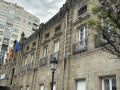 Esta semana comenzó la instalación del alumbrado navideña en espacios como el Edificio Archivo de Betanzos