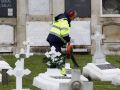 Un operario, con un soplador de hojas en el cementerio de San Amaro