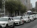 La caravana con un centenar de taxis se dirigió desde A Pasaxe hacia O Parrote, atravesando la ciudad por Linares Rivas, plaza de Ourense, Juana de Vega y el Paseo Marítimo