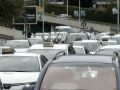 La caravana con un centenar de taxis se dirigió desde A Pasaxe hacia O Parrote, atravesando la ciudad por Linares Rivas, plaza de Ourense, Juana de Vega y el Paseo Marítimo