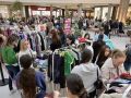 Doce influencers ponen a la venta ropa y complementos en un mercadillo solidario del centro comercial de A Coruña