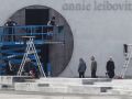 Annie Leibovitz supervisa los últimos preparativos de su exposición en A Coruña Annie Leibovitz, delante del elevador, en el puerto de A Coruña