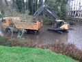 Trabajos en la laguna del paseo fluvial a su paso por el núcleo de Arteixo