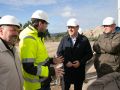 El nuevo Parque Comarcal de Bomberos de Arteixo estará operativo en 2026 Calvelo y Formoso, ambos en el centro, estuvieron acompañados por Rioboo, por el gerente del consorcio y técnicos