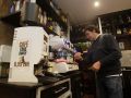 El café más barato de A Coruña cuesta menos de un euro y está en pleno centro Lolo, barista del Tortoni, prepara uno de los cafés para llevar