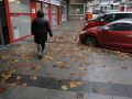 La hojarasca y la lluvia convierten el entorno de la Plaza del Libro en una trampa Una persona camina por una acera llena de hojas