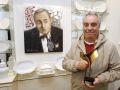 Nonito Pereira Rey posa con el trofeo Record World, actual Grammy Latino, de su padre