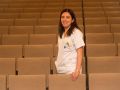 Pilar Vázquez | “Todas las personas deberían hacerse una serología de ITS al menos una vez en la vida” La médica Pilar Vázquez, en el salón de actos del Chuac