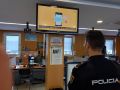 Un agente del 091 observa un anuncio para prevenir la cibercriminalidad