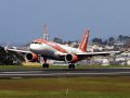 Alvedro operará 318 vuelos semanales y casi 55.000 plazas durante el cierre de Lavacolla Un avión de Easyjet en la pista de Alvedro